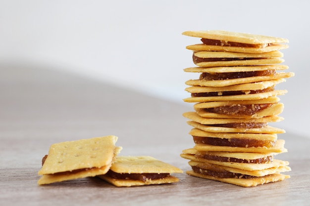 Biscoito com geléia de abacaxi na mesa de madeira.