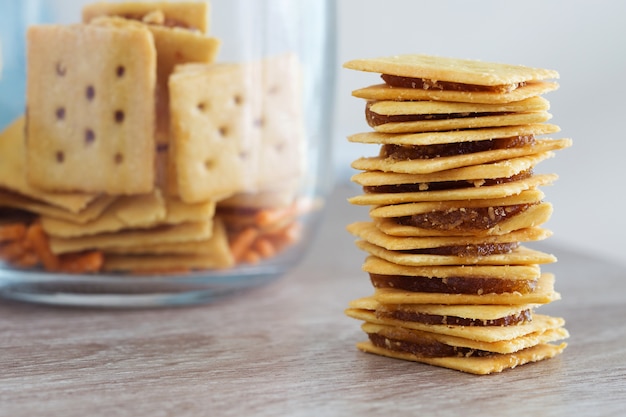 Biscoito com geléia de abacaxi na mesa de madeira.