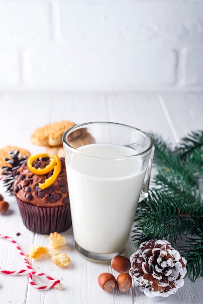 Biscoito com leite e árvore de natal