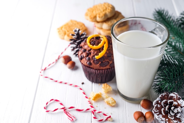 Biscoito com leite e árvore de natal