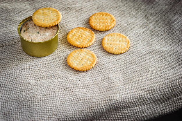 Biscoito com pasta de atum