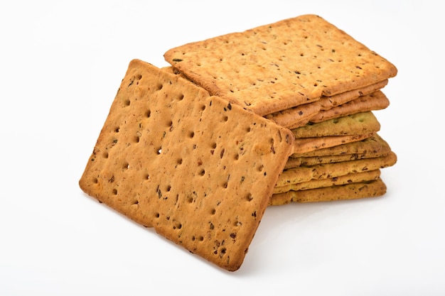 Biscoito com sementes de linho e formato retangular de farelo de aveia. Lanche para uma nutrição adequada.