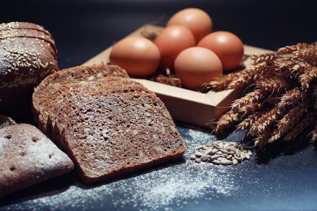 Biscoito crocante fresco com trigo e glúten em uma mesa preta