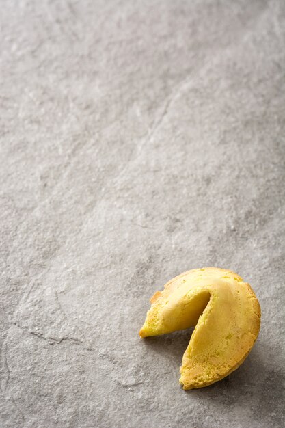 Biscoito da sorte em pedra cinza