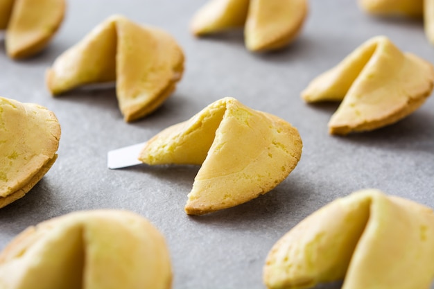 Biscoito da sorte em pedra cinza