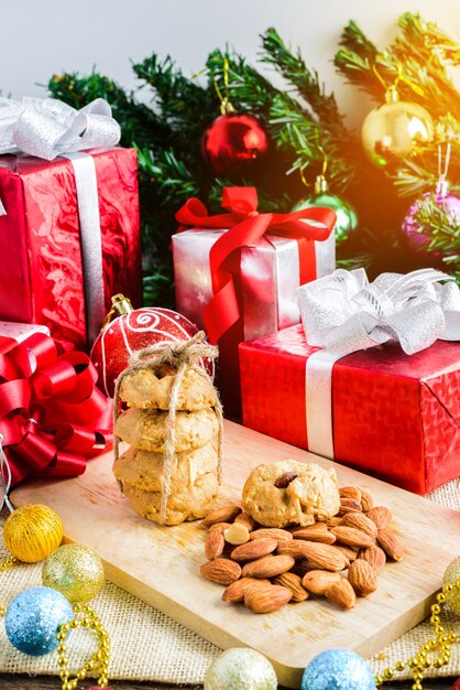 Biscoito de amêndoa e decoração festiva, Natal e ano novo na mesa