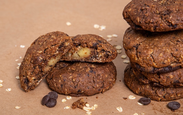 Biscoito de aveia com gotas de chocolate recheado de maçã com raspas de aveia e chocolate