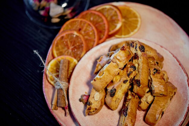 Biscoito de biscoito em um prato com fatias de laranjaA atmosfera de aconchego e conforto