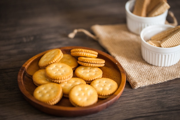 Foto biscoito de bolacha e bolacha sobremesa comida para comer lanche e café colocar na placa de madeira e mesa de madeira