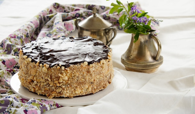 biscoito de bolo de chocolate witn camada de merengue, creme de chocolate recheio de buttercream