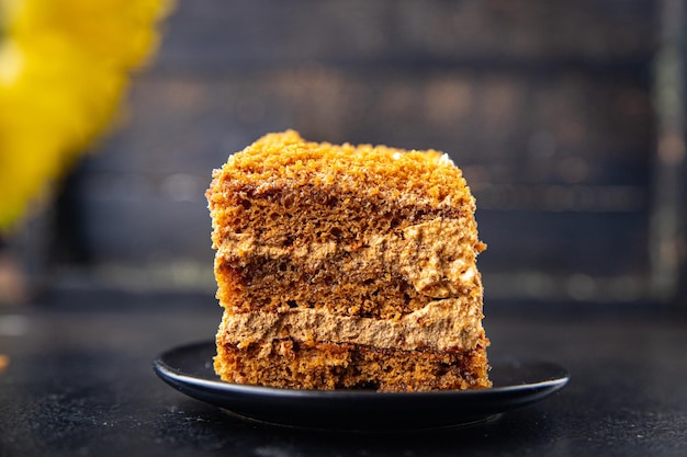 Biscoito de bolo de mel com creme doce sobremesa refeição lanche na mesa copie espaço