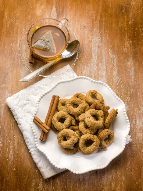 Biscoito de canela com xícara de chá