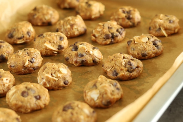 Biscoito de chocolate com amêndoa em fundo balck