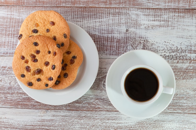 Biscoito de chocolate e chá em uma mesa de madeira