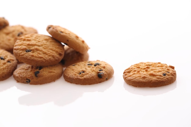 Biscoito de chocolate isolado em fundo branco