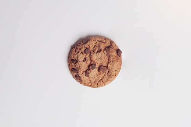 Biscoito de chocolate isolado no fundo branco com espaço de cópia