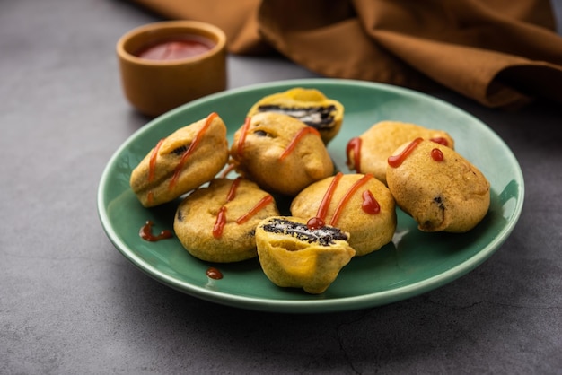 Biscoito de chocolate pakora pakodas ou bolinhos criativos lanche indiano na hora do chá