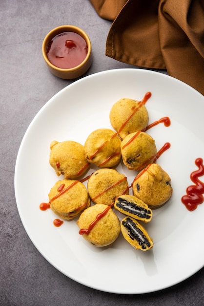 Biscoito de chocolate pakora pakodas ou bolinhos criativos lanche indiano na hora do chá