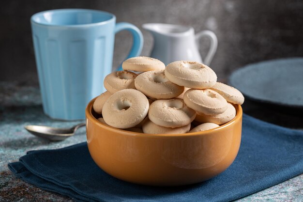 Biscoito de coco Biscoitos de coco em uma tigela