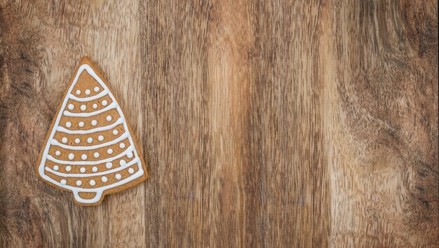 Biscoito de gengibre da árvore de natal com fundo de madeira