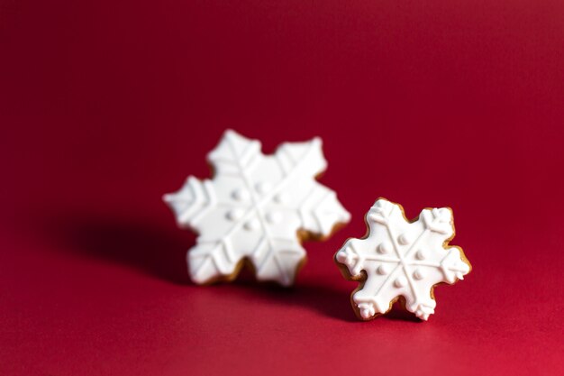 Biscoito de gengibre de floco de neve em vermelho