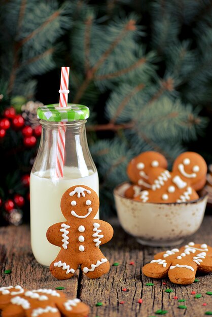 Biscoito de gengibre de Natal com uma garrafa de leite