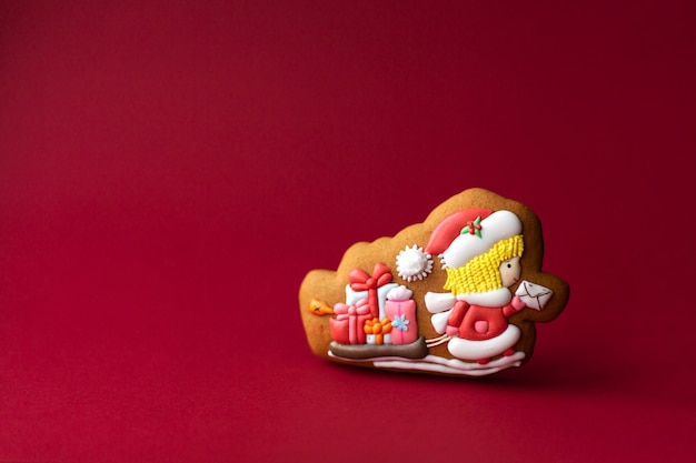 Biscoito de gengibre do carteiro de Papai Noel no vermelho