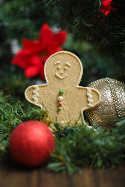 Foto biscoito de gengibre e enfeites em uma árvore de natal foco seletivo de fundo de natal