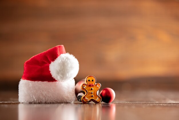 Biscoito de homem e chapéu de Papai Noel