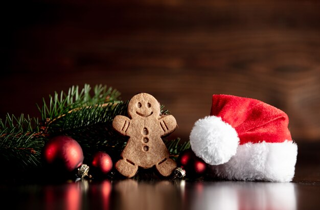 Biscoito de homem e chapéu de papai noel