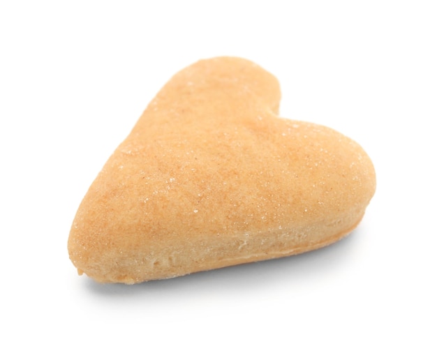 Biscoito de manteiga em forma de coração no fundo branco