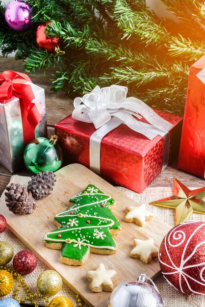 Biscoito de Natal e ano novo em forma de árvore de Natal na mesa