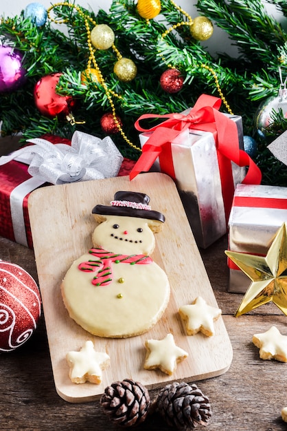 Biscoito de Natal e ano novo em forma de boneco de neve na mesa