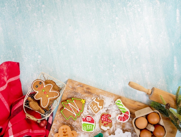 Biscoito de Natal para o Natal e Feliz Ano Novo. Pão de mel com decoração em casa.