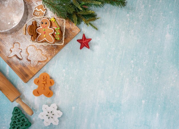 Biscoito de Natal para o Natal e Feliz Ano Novo. Pão de mel com decoração em casa.