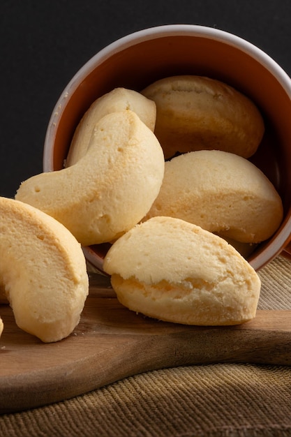 Foto biscoito de queijo tradicional numa tigela foco seletivo