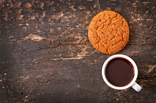 Biscoito e bebida de chocolate quente