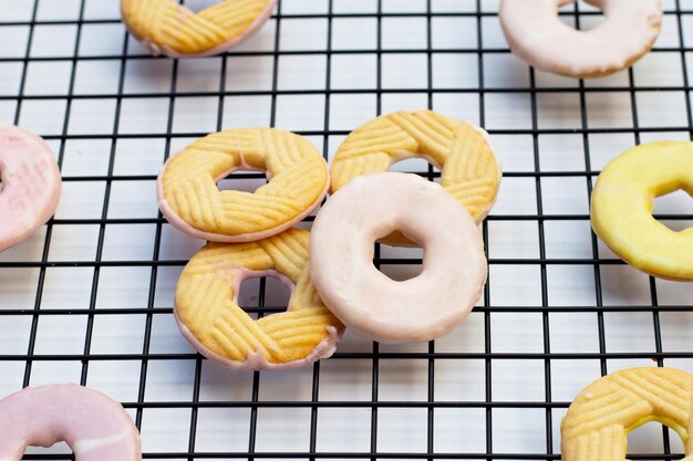 Foto biscoito em forma de donut almoço colorido