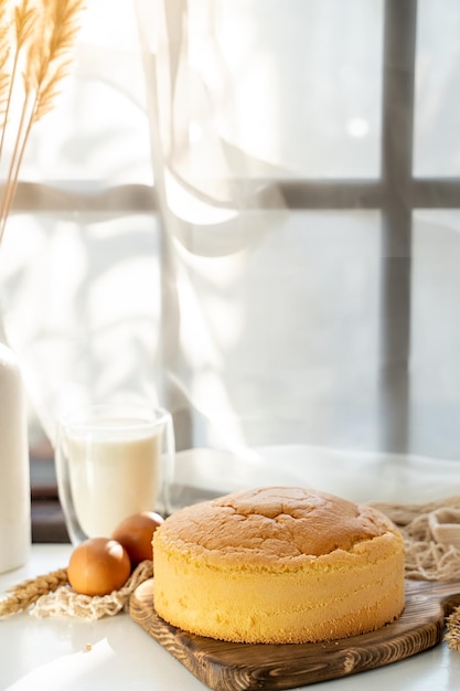 biscoito em uma preparação de bolo de ingredientes de mesa de madeira