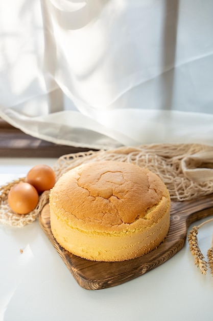 biscoito em uma preparação de bolo de ingredientes de mesa de madeira