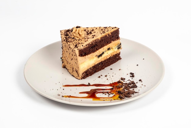 Biscoito fatiado e bolo de chocolate em fundo branco de chapa branca