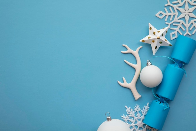 Biscoito festivo de composição de natal com chifre de floco de neve de inverno e bolas