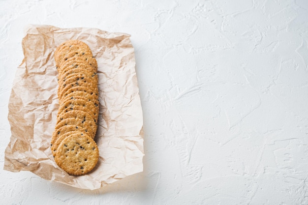 Biscoito fitness doce e gergelim em fundo branco com espaço de cópia para texto