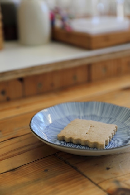 Biscoito isolado em fundo de madeira