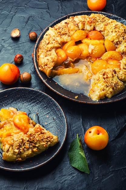 Biscoito ou torta com ameixa de cereja e nozes. Torta caseira de outono. Bolo de ameixa. Bolo de frutas de verão.