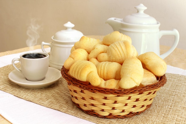 biscoito de queijo con café Salgadinhos Brasil