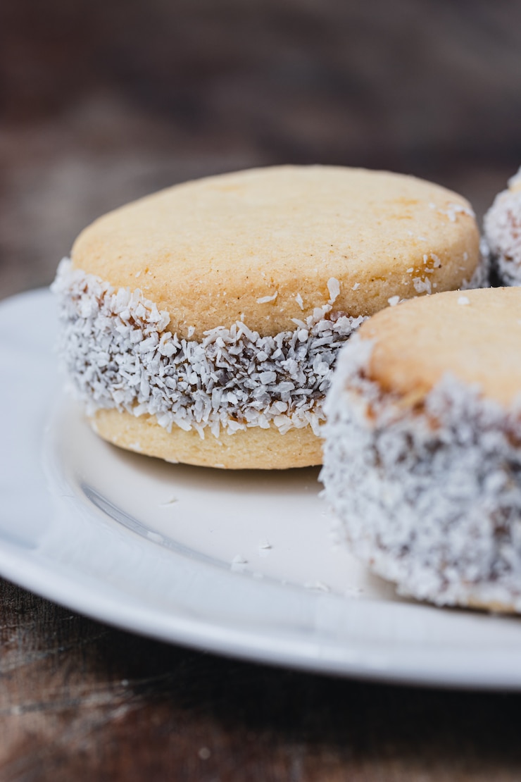 Foto biscoitos alfajores em madeira velha