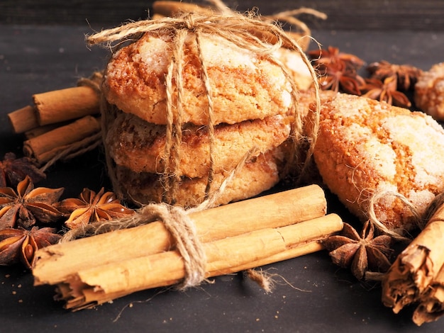 Biscoitos amanteigados caseiros com canela em forma de coração Closeup foco seletivo