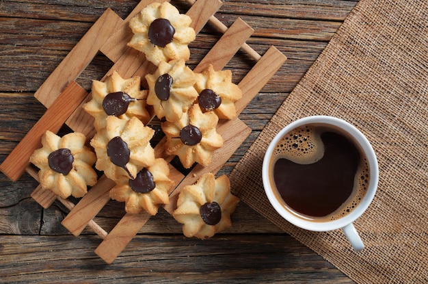 Biscoitos amanteigados caseiros e café