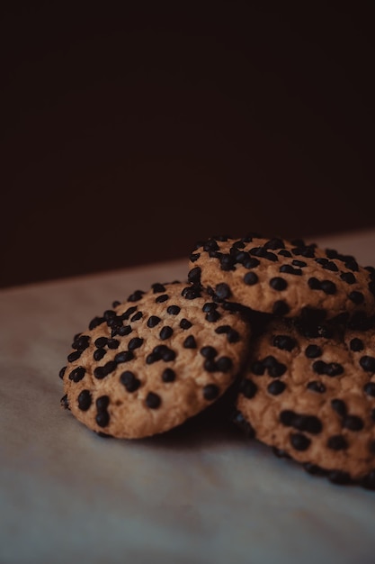 Biscoitos amanteigados com gotas de chocolate